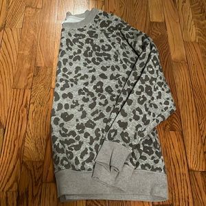 Xl cheetah print crew neck sweatshirt